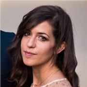 Diseñadora gráfica con estudios de Bellas Artes, Diseño, Marketing y Publicidad. Más enfocada en diseño editorial, retoque fotográfico y gráfica publicitaria